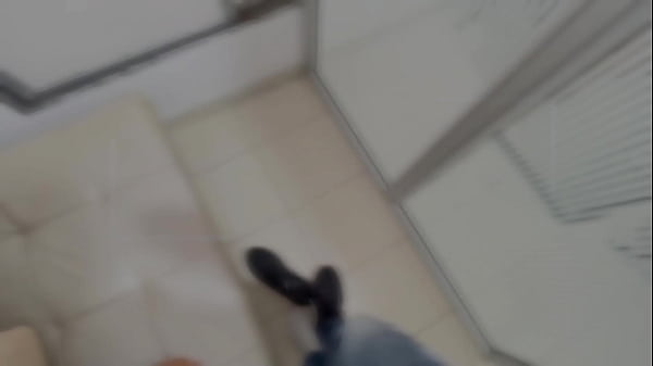 Le quito la virginidad a mi pequeña hermanastra y me le vengo adentro de su coño. hg