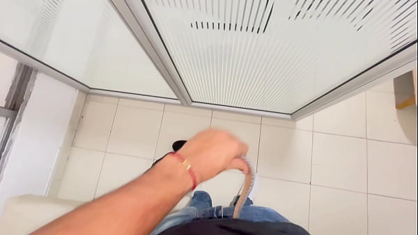 Le quito la virginidad a mi pequeña hermanastra y me le vengo adentro de su coño.