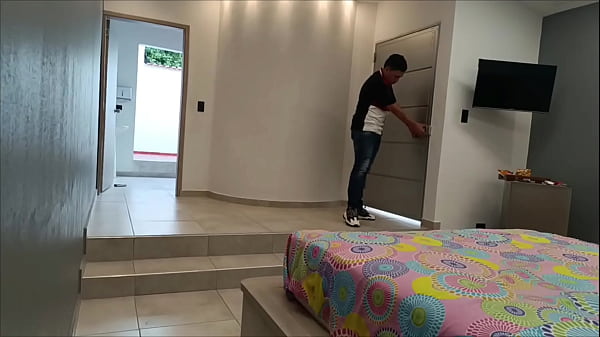 LLEGO A LA CASA DE MI AMIGA LA CUAL ME RECIBE DE UNA FORMA EFUSIVA Y LE DOY UNA SORPRESA PARA CALMAR SU CALENTURA
